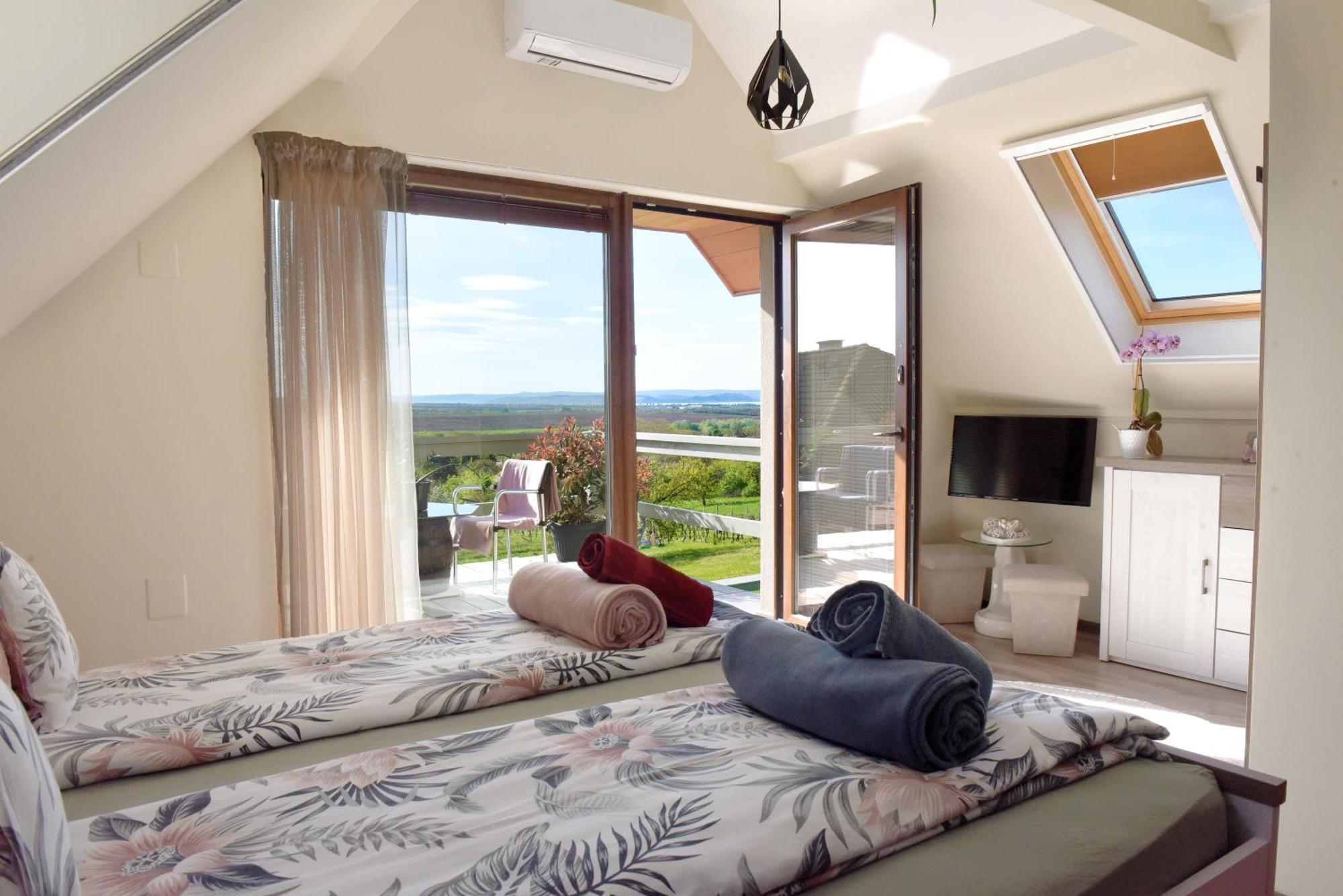 Jodi-Hegy Resort Siofok Ngoại thất bức ảnh